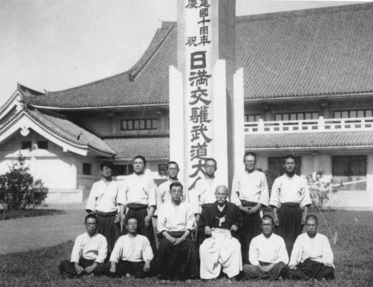 Morihei Uešiba ve skupině lidí před Šinbudenem