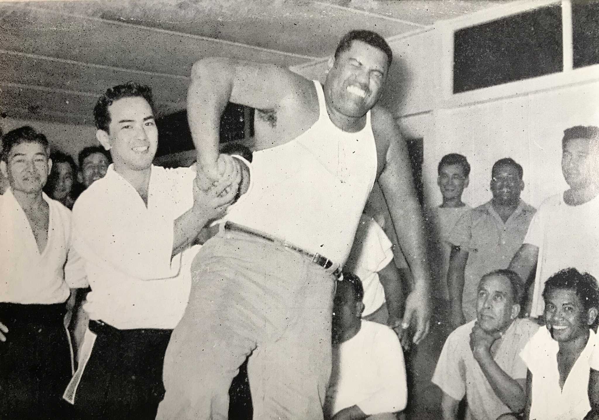 Kóiči Tóhei při cvičení v havajském policejním dódžó v září 1953
